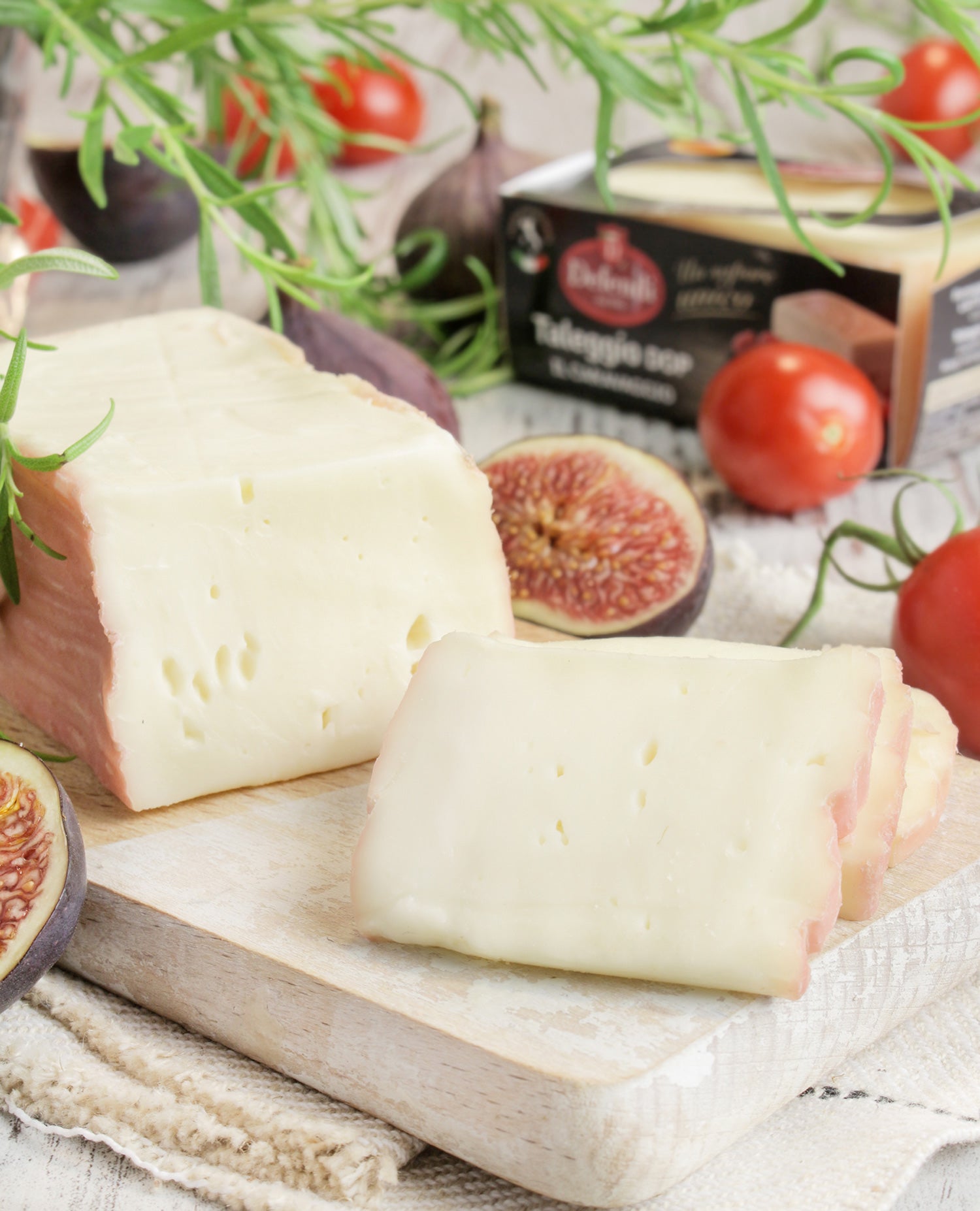 Taleggio DOP – włoski kremowy ser z Lombardii - dostępny w  hurtowni WT Hurt